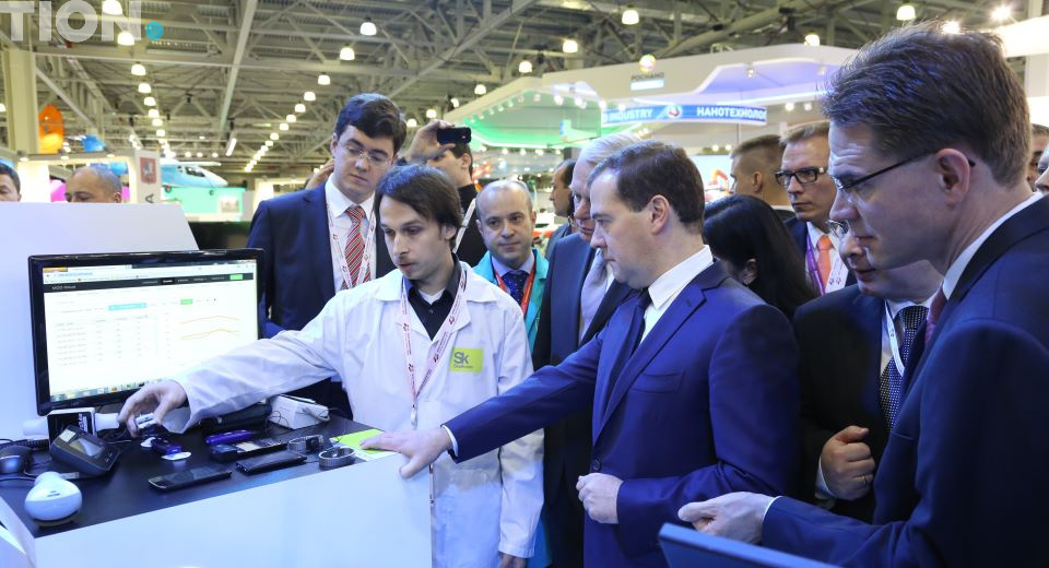 Дмитрий Медведев посетил стенд «Сколково»