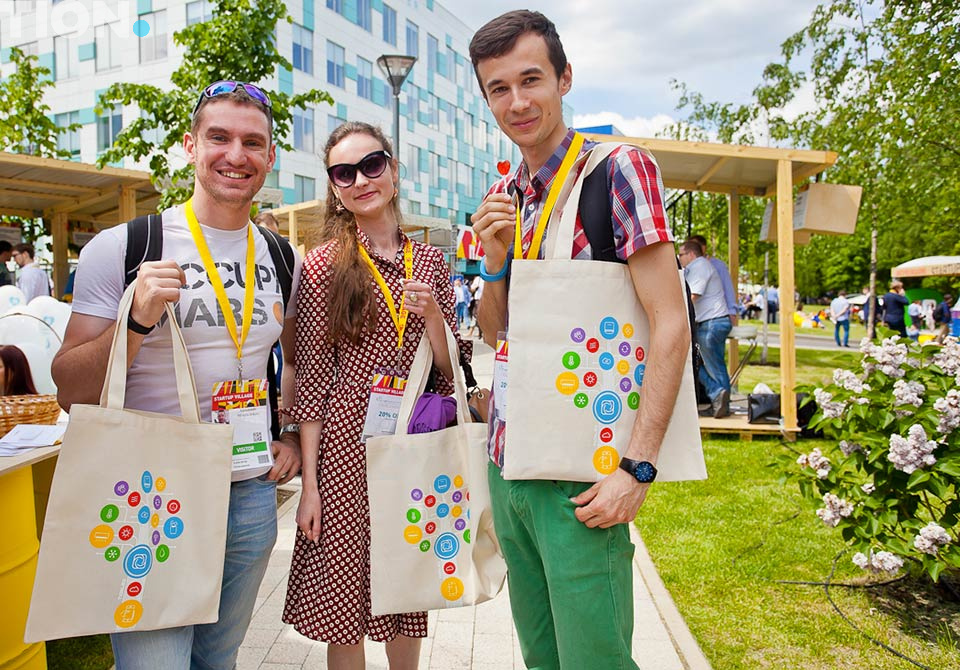 Тион дарит подарки гостям выставки Сколково