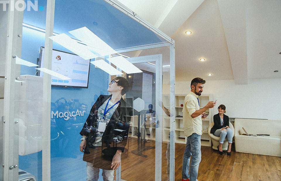 Тутта Ларсен проверяет работу системы умного микроклимата Tion MagicAir