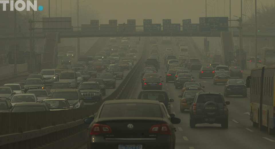 Смог на дороге с автомобилями