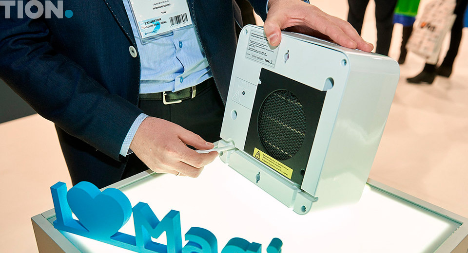 Нагреватель устанавливается на входе воздуха в прибор 