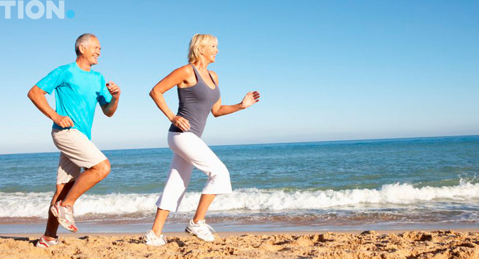 Люди бегут по пляжу