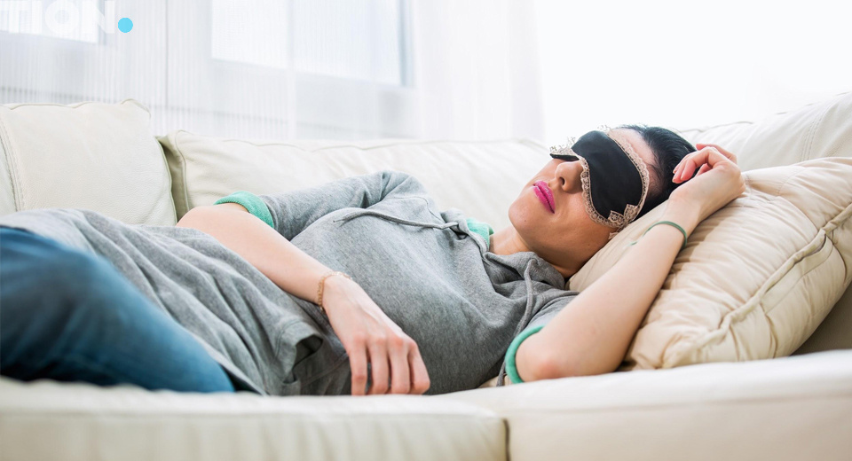 Женщина, спящая на диване