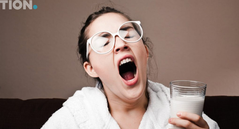 Зевающая женщина