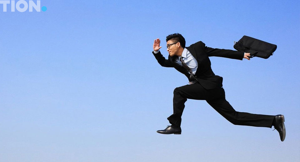 Бегущий офисный работник