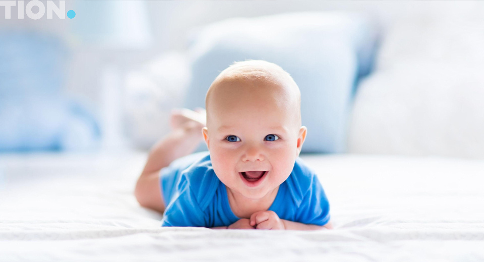 Ребенок улыбается