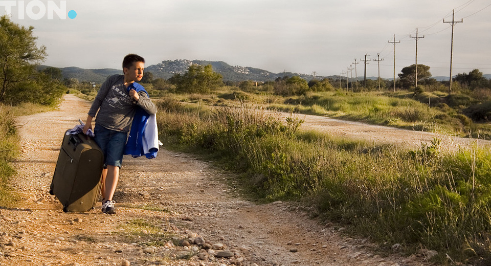 Ребенок с чемоданом