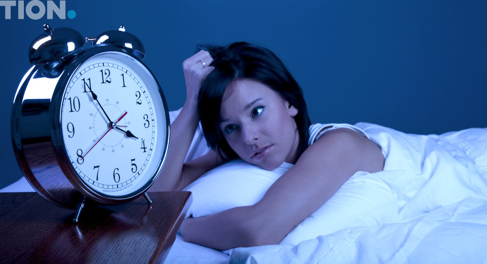 Девушка смотрит на часы