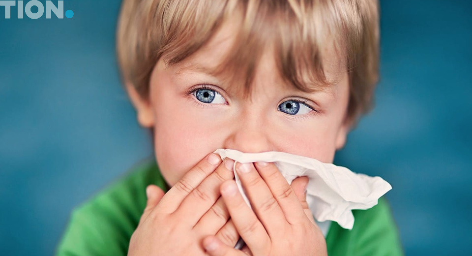 Ребенок с платком