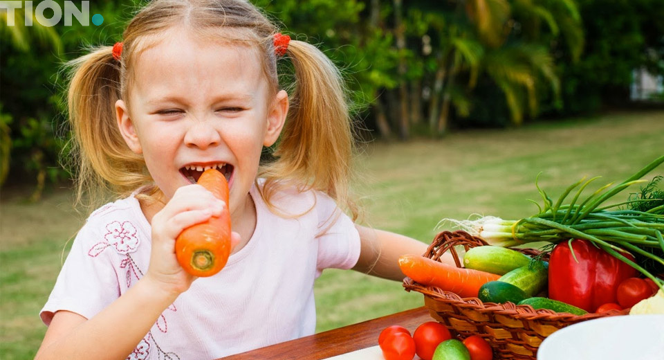 Ребенок и овощи