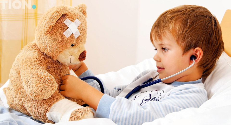 Ребенок лечит плюшевого мишку