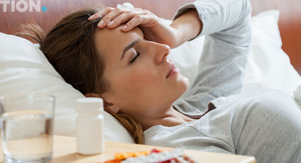 Женщина болеет