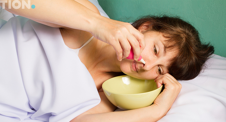 Женщина промывает нос