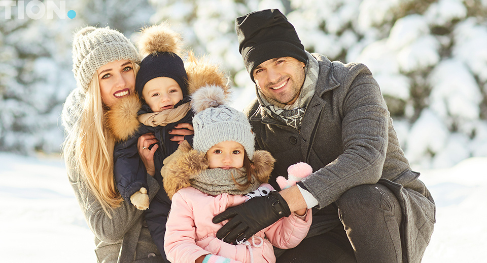 Семья зимой на улице