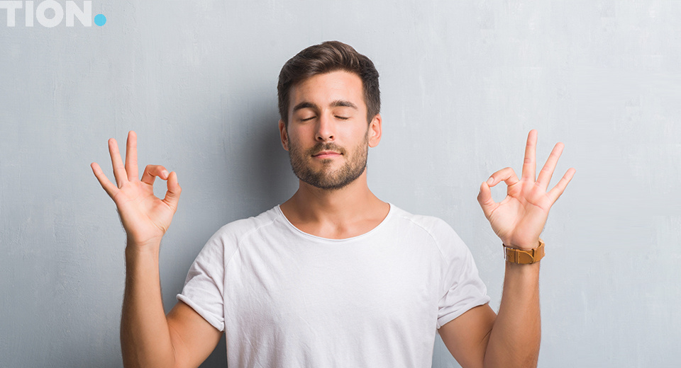 Мужчина медитирует